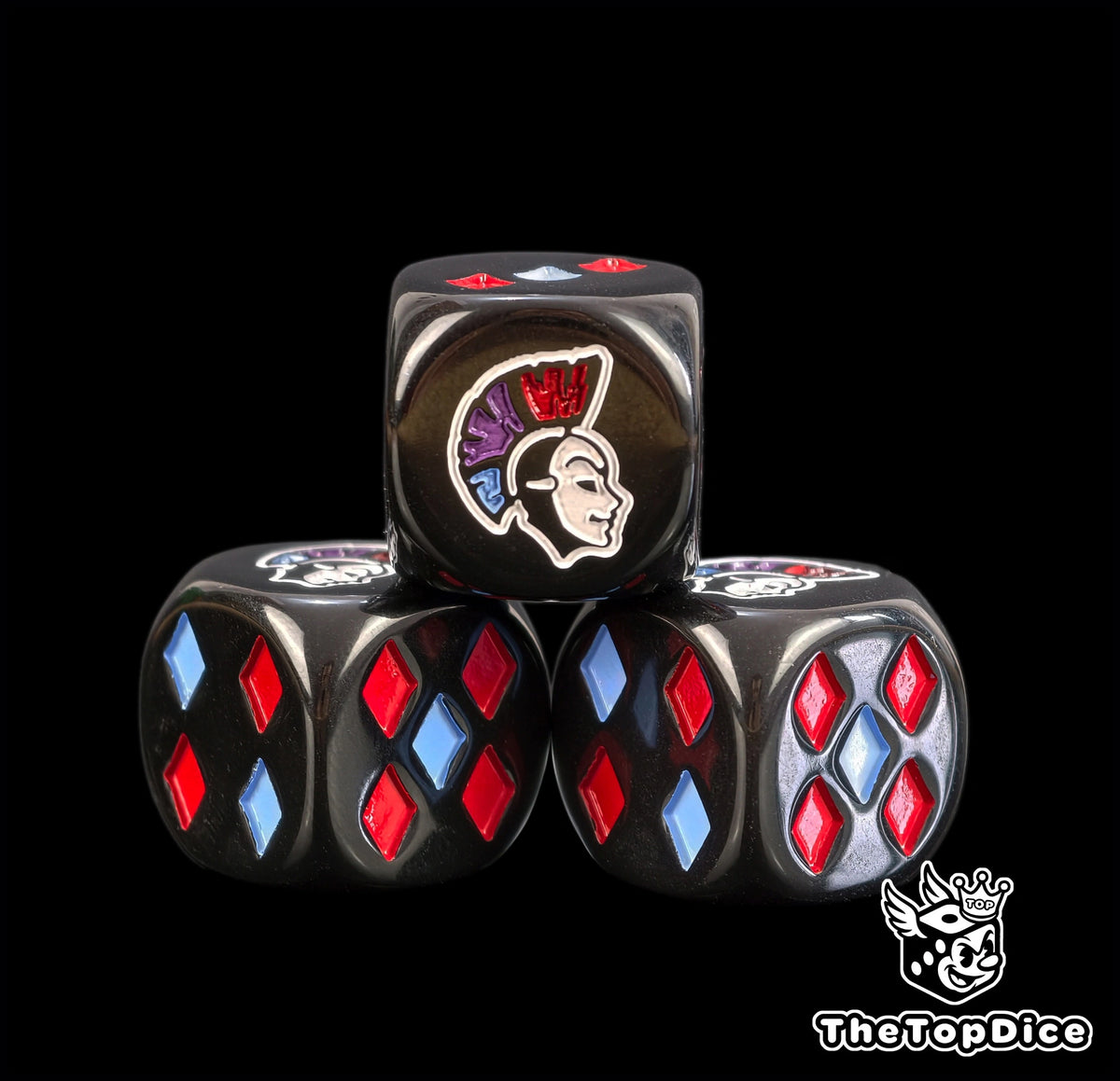 dados para harlequins eldar de warhammer base color negro y los puntos TIENEN 2 COLORES y no son puntos son diamond pips rombos de color azul y rojos y el logo es un harlequin de lado con careta blanca y tiene la cresta del pelo color rojo morado y azul