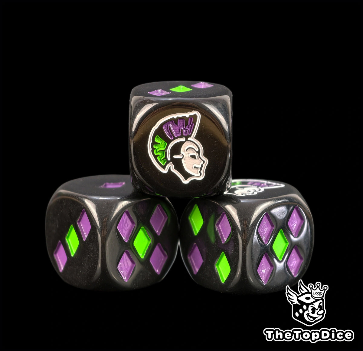 dados para harlequins eldar de warhammer base color negro y los puntos TIENEN 2 COLORES y no son puntos son diamond pips rombos de color purple y green y el logo es un harlequin de lado con careta blanca y tiene la cresta del pelo color morado y green