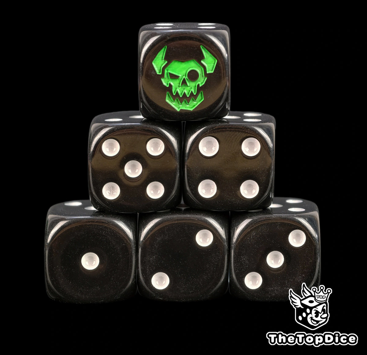 dados inspirados en todos lso orkos de warhammer de base de color negro con puntos blancos y el logo es una calavera de orko de color verde
