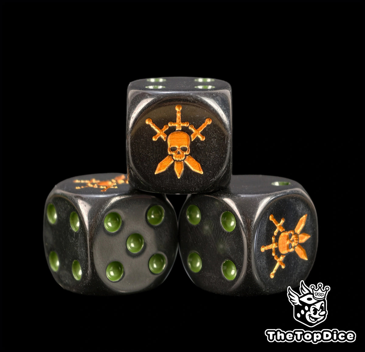 dados inspirados en los Gaunt's Ghosts de warhamemr de los astra militarum de base de color negro con puntos de color verde militar y el logo es una calavera atravesada por 3 espadas de colro dorado todo