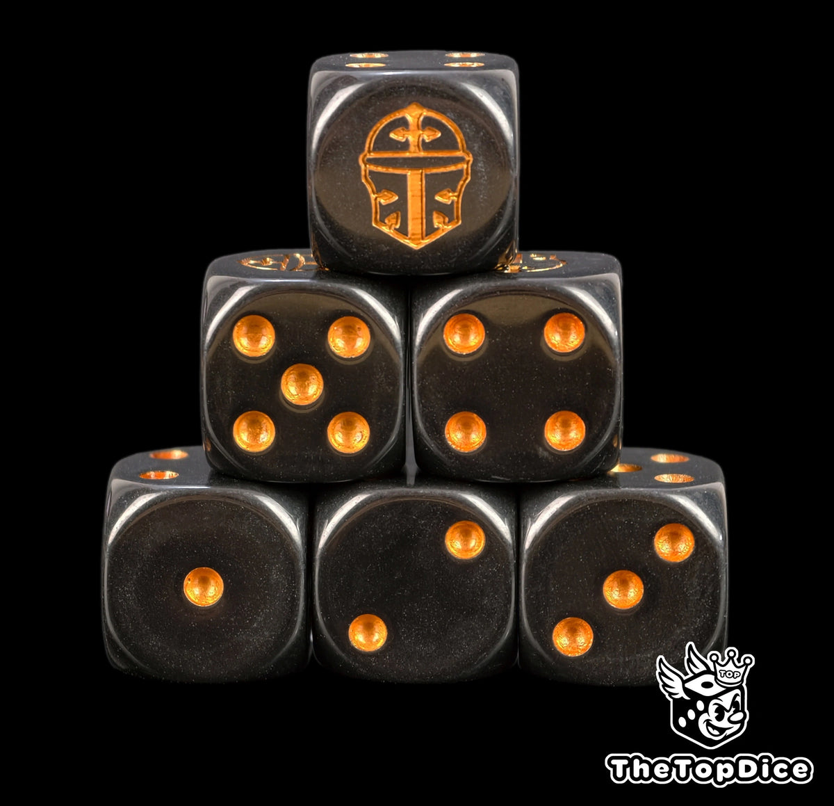 dados inspirados en los imperial knights de warhammer y adeptus titanicus de base de color negro con puntos dorados y el logo es un casco de imperial knight dorado