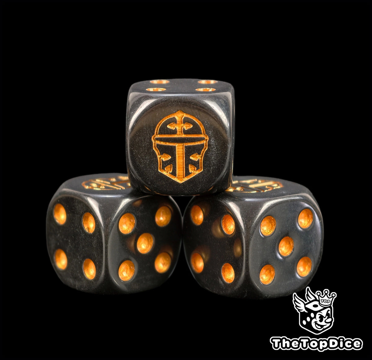 dados inspirados en los imperial knights de warhammer y adeptus titanicus de base de color negro con puntos dorados y el logo es un casco de imperial knight dorado