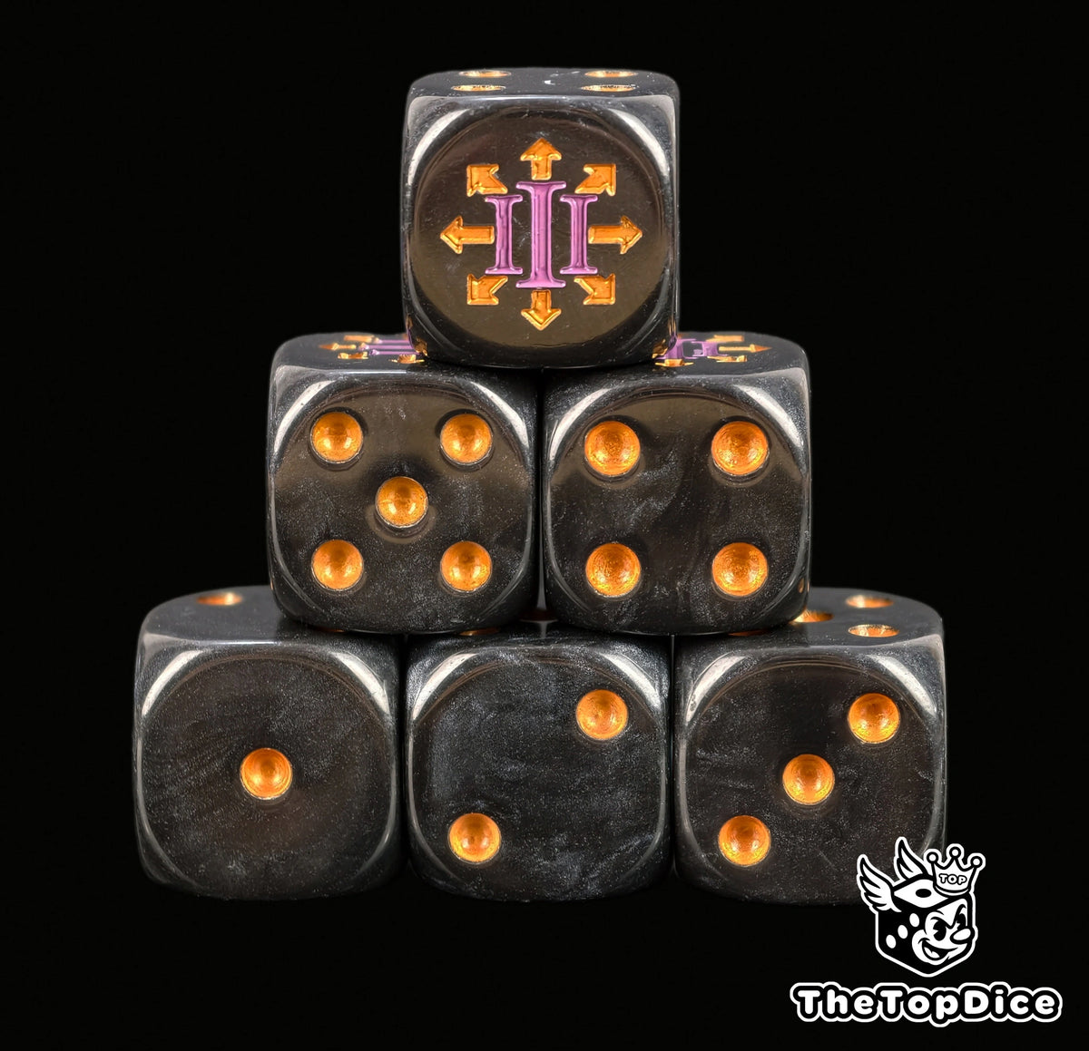 dados inspirados en los emperor of children de warhammer de base de color negro puntos dorados y el logo es el numero de la legion III morado con puntas de estrella del chaos doradas
