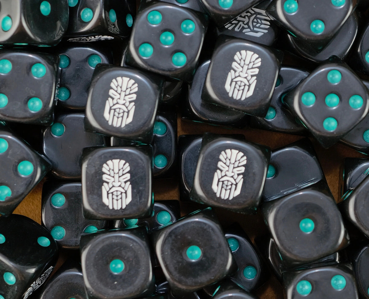 dados inspirados en los votann warhammer leagues of votann dwarf xenos de base color negro puntos de color azul armadura de votann y el logo es una runa de votann como su cara color blanco