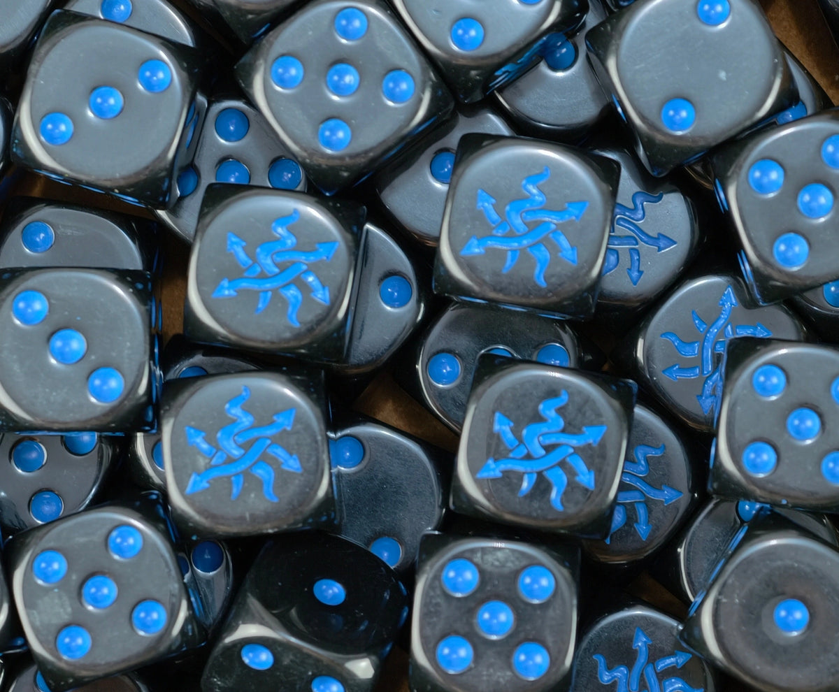 dados inspirados en los eejercito y en tzeentch de base de color negro con puntos azul cosmico y el logo es el ojo de tzeentch con puntas del chaos color azul cosmico tambien