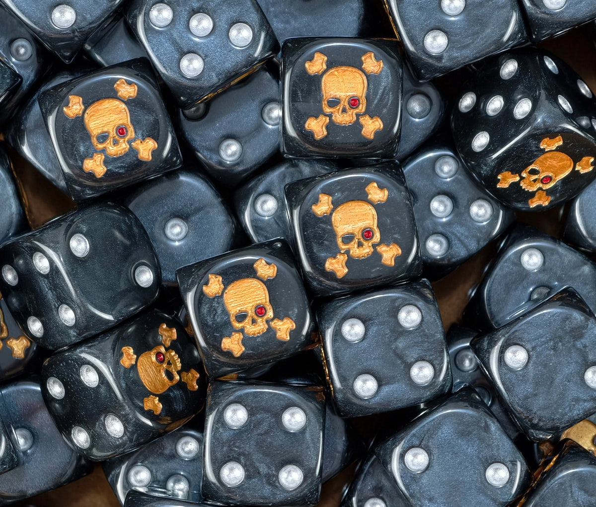dados inspirados en los deatwatch de warhammer los xenos hunters de base de color negro y puntos silver y el logo es una calavera dorada con un ojo de color rojo
