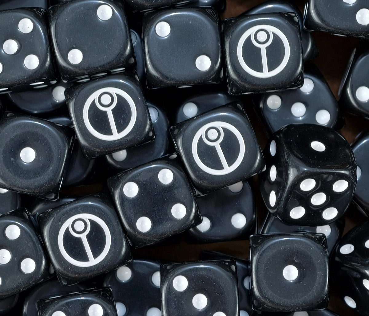 dados inspirados en los tau empire de warhammer los pathfinders xenos de base de color negro puntos blancos y el logo es el original de color blanco
