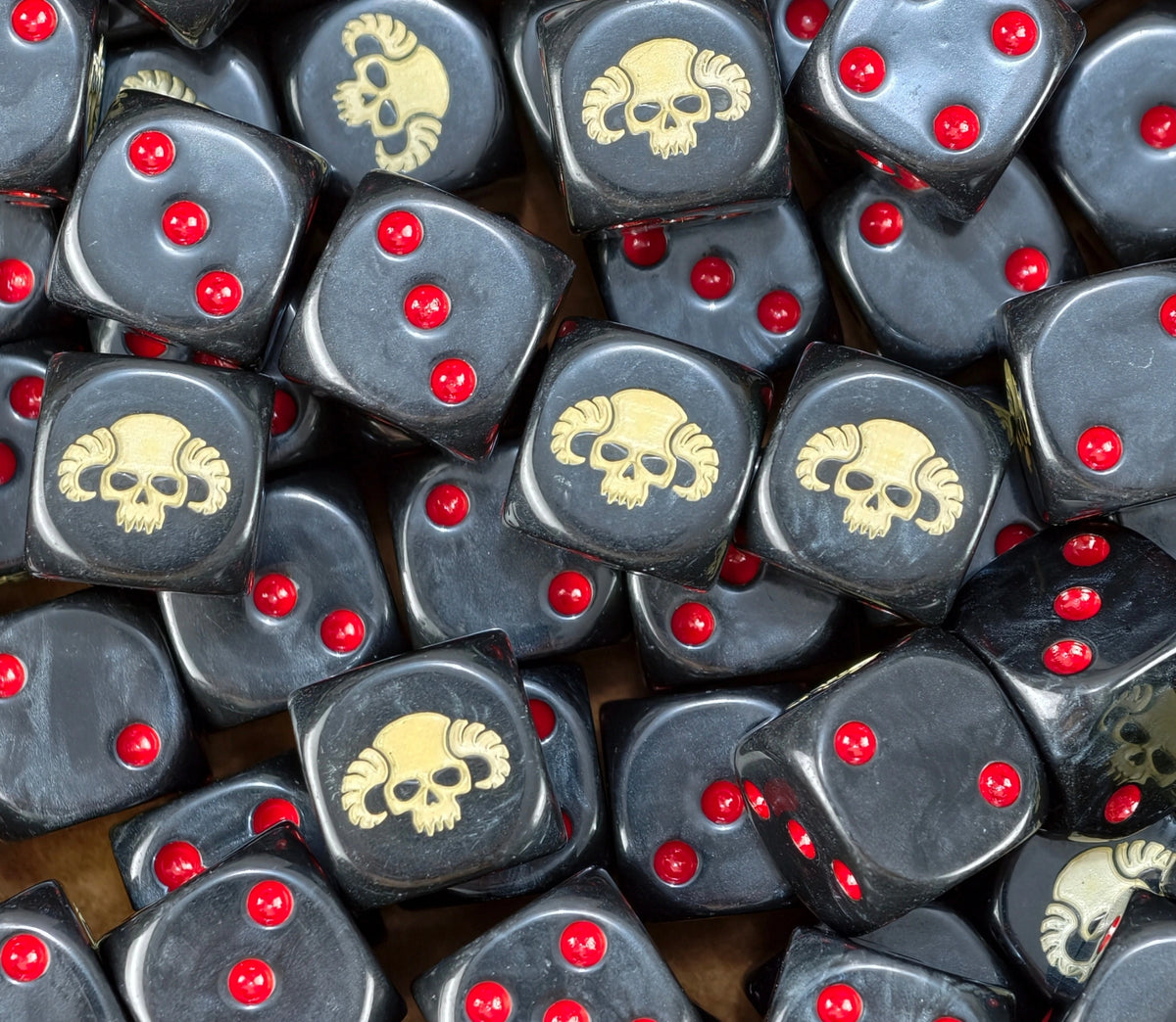 dados inspirados en los exorcistas de warhammer los marines espaciales de base de color negro puntos rojos y el logo es una calavera con cuernos color beige hueso