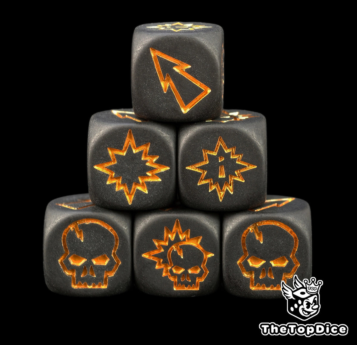 set de dados de blood bowl compatible con todo tipo de equipos estan diseñados para usarse como regalo de torneos de bloodbowl de base negra logos dorados y el logo es una copa de 1 de ganaddor dorado con un laurel grande verde