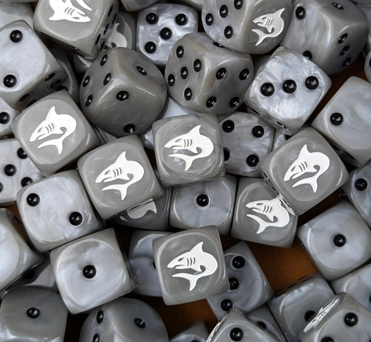 Grey 16mm resin D6 dice engraved with a white shark emblem and black pips for sci-fi deep reaver armies