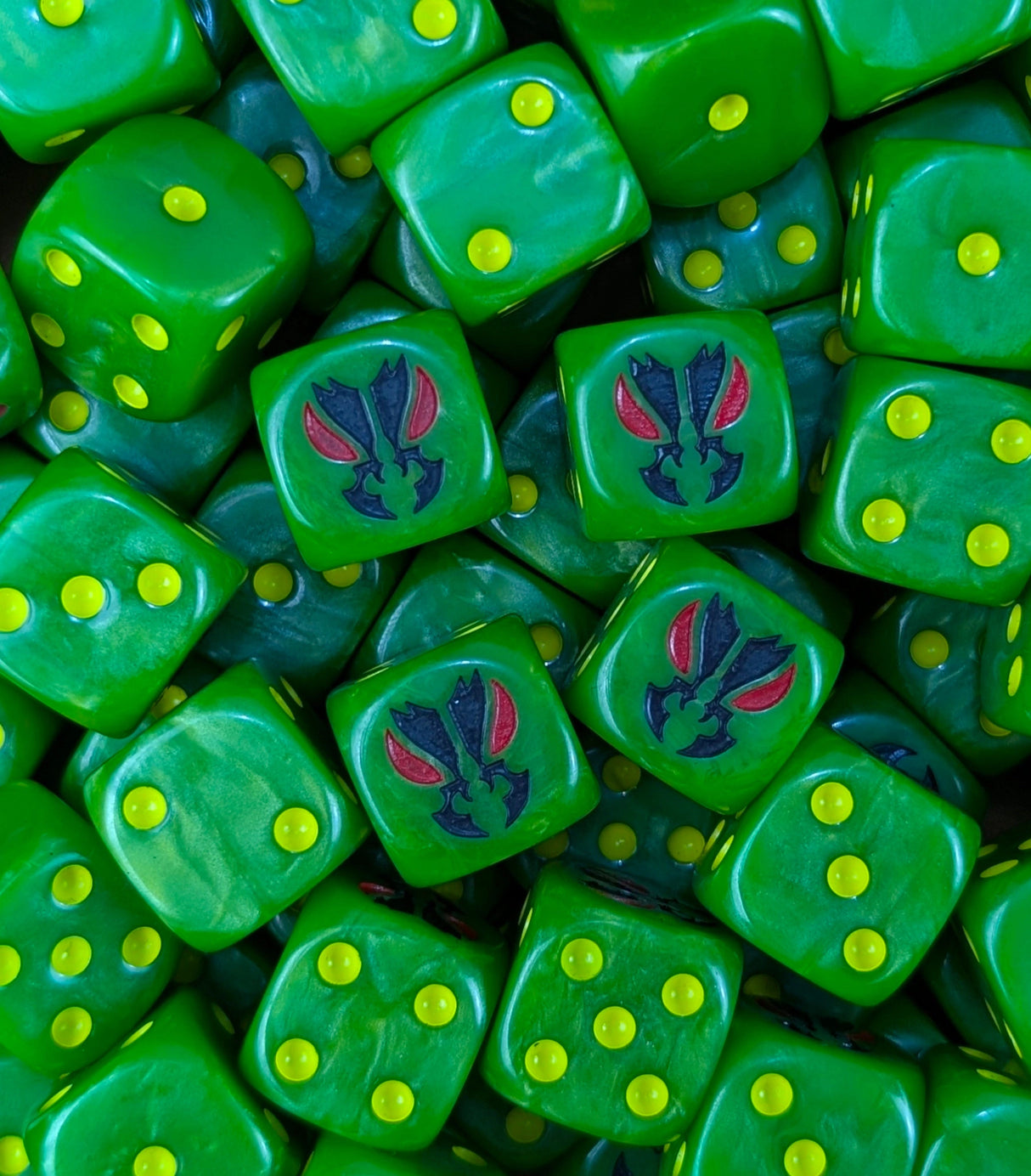 Pile of green mantis head 16mm D6 dice for a sci-fi marine army