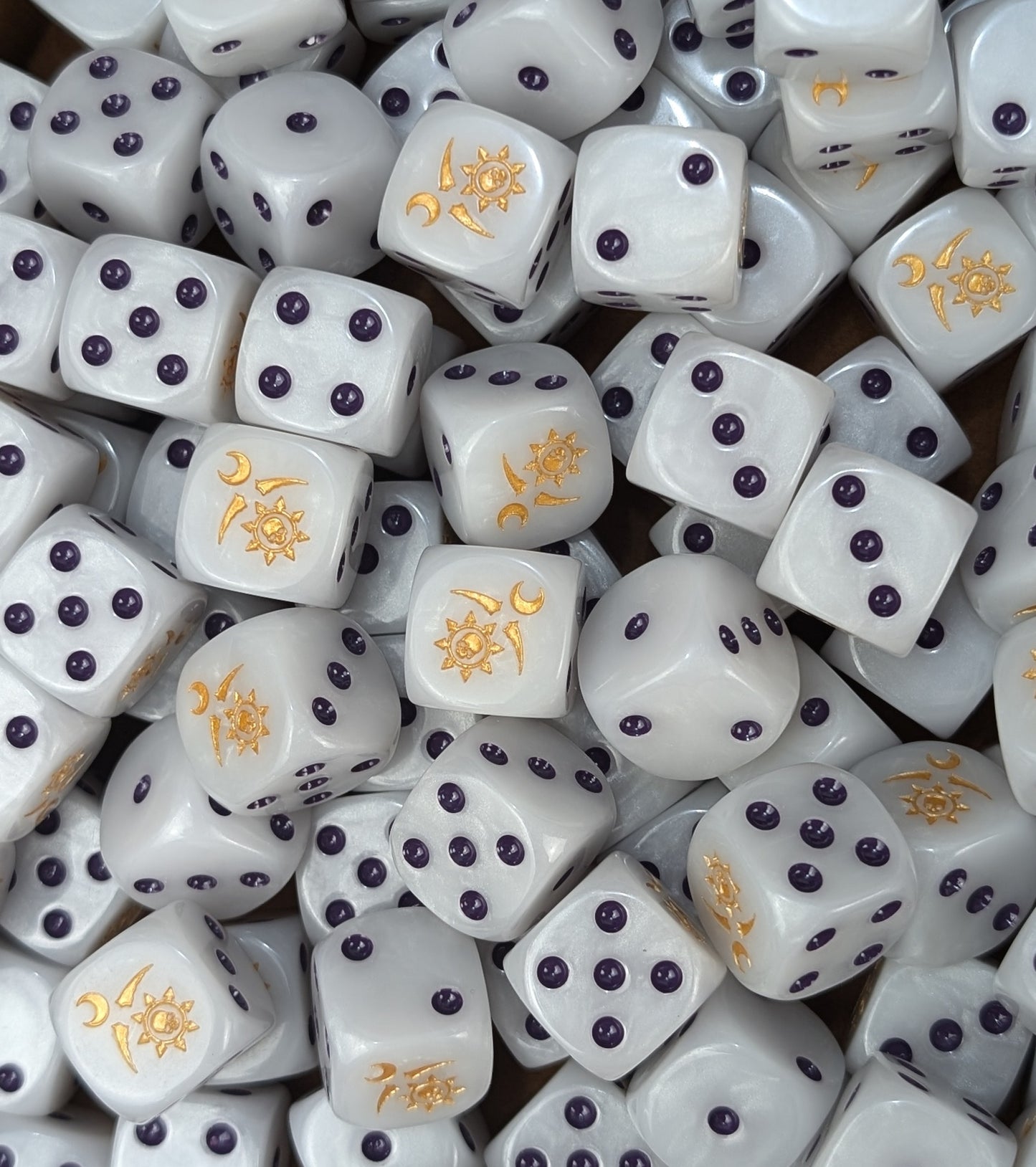 Custom white, gold and lilac dice for Warhammer Slaanesh forces