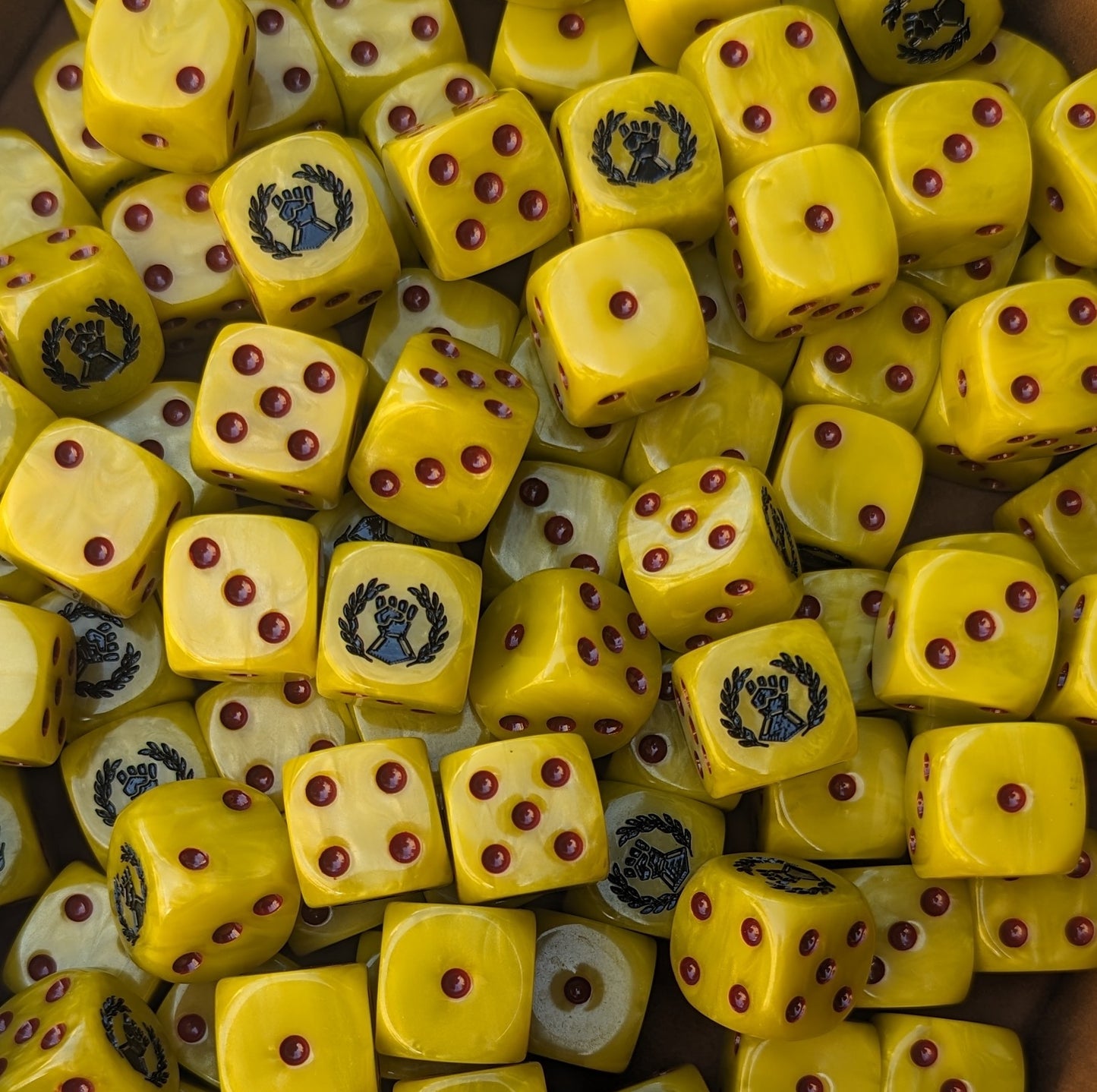 Tactical 16mm dice for loyalist Warhammer factions