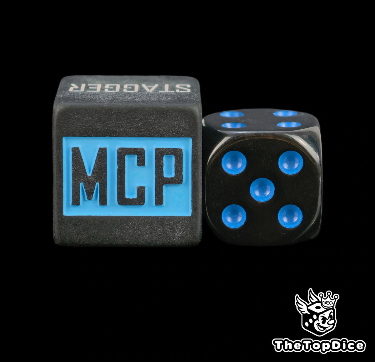 dados inspirados en los tokens de marvel crisis protocol en los 10 efectos de que tienen de base de color negro matte ahi 2 tipos 5 efectos y el logo es MCP azul y otro es 5 efectos y el logo es mcp rojo