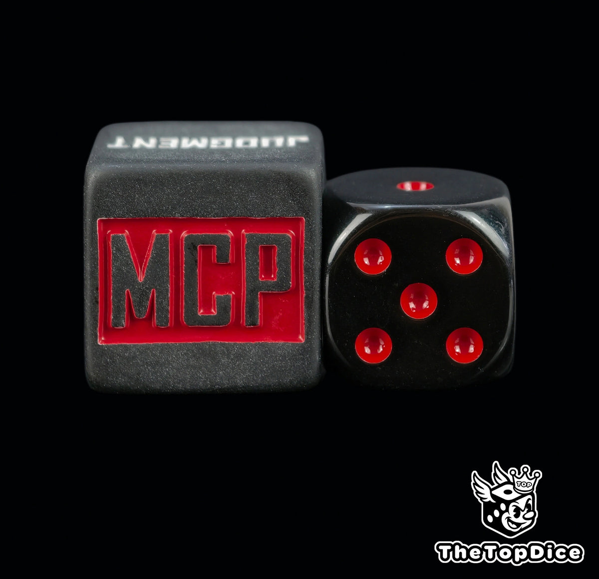 dados inspirados en los tokens de marvel crisis protocol en los 10 efectos de que tienen de base de color negro matte ahi 2 tipos 5 efectos y el logo es MCP azul y otro es 5 efectos y el logo es mcp rojo