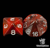 set de dados de blood bowl inspirados en los vampiros de blood bowl de base de color rojo y negro y el logo es una calavera con alas de color gris y los puntos de color blanco