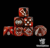 set de dados de blood bowl inspirados en los vampiros de blood bowl de base de color rojo y negro y el logo es una calavera con alas de color gris y los puntos de color blanco