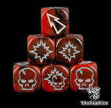 set de dados de blood bowl inspirados en los vampiros de blood bowl de base de color rojo y negro y el logo es una calavera con alas de color gris y los puntos de color blanco