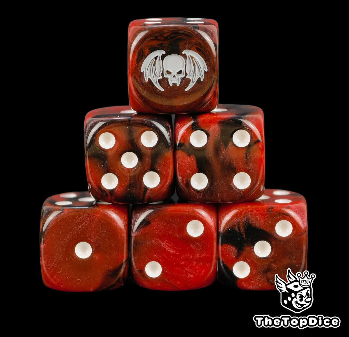 set de dados de blood bowl inspirados en los vampiros de blood bowl de base de color rojo y negro y el logo es una calavera con alas de color gris y los puntos de color blanco