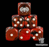 set de dados de blood bowl inspirados en los vampiros de blood bowl de base de color rojo y negro y el logo es una calavera con alas de color gris y los puntos de color blanco
