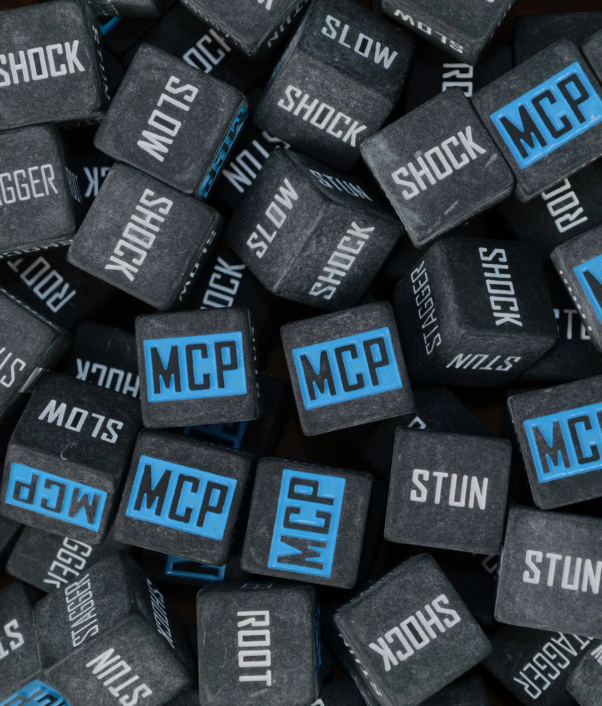 dados inspirados en los tokens de marvel crisis protocol en los 10 efectos de que tienen de base de color negro matte ahi 2 tipos 5 efectos y el logo es MCP azul y otro es 5 efectos y el logo es mcp rojo