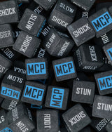dados inspirados en los tokens de marvel crisis protocol en los 10 efectos de que tienen de base de color negro matte ahi 2 tipos 5 efectos y el logo es MCP azul y otro es 5 efectos y el logo es mcp rojo