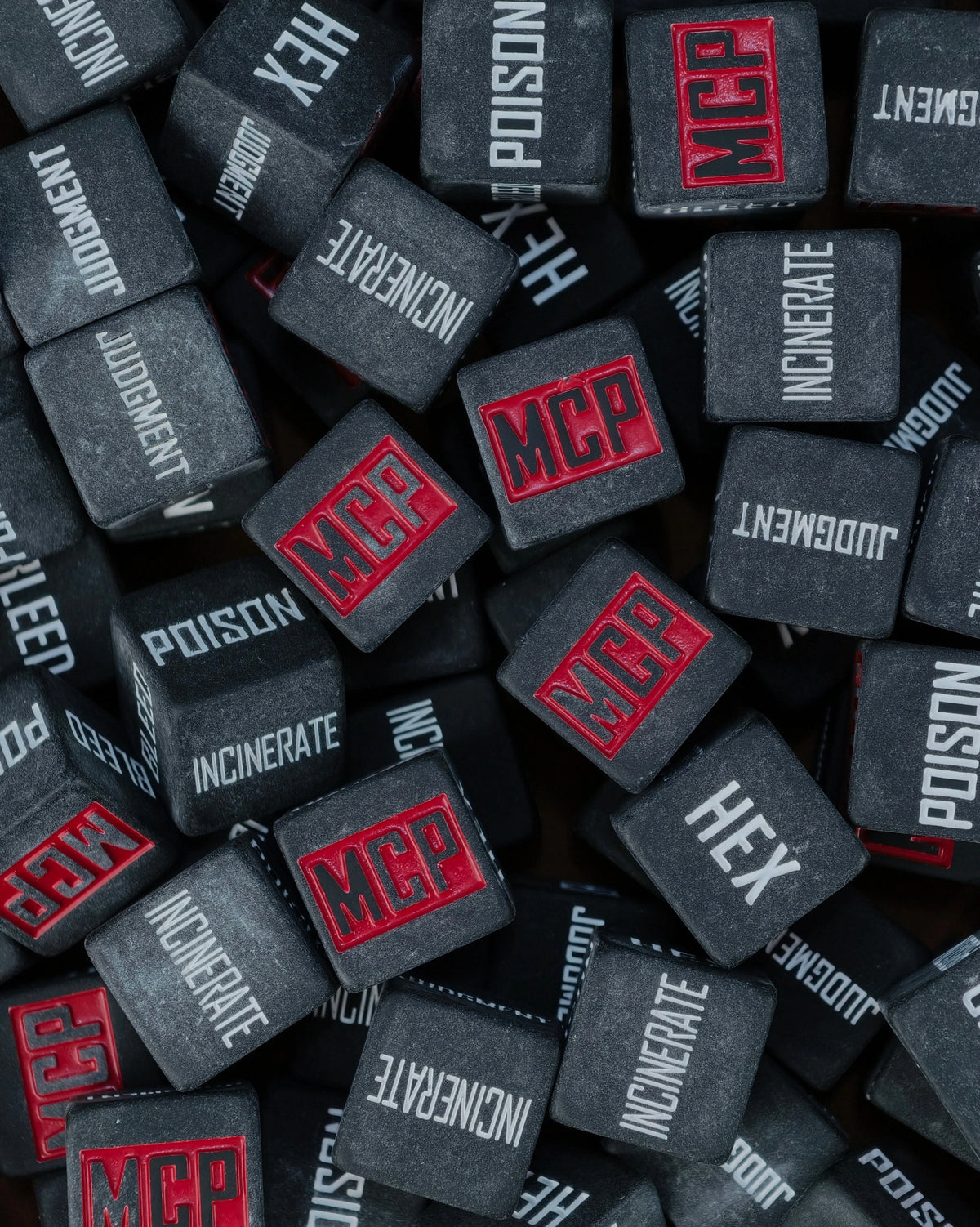 dados inspirados en los tokens de marvel crisis protocol en los 10 efectos de que tienen de base de color negro matte ahi 2 tipos 5 efectos y el logo es MCP azul y otro es 5 efectos y el logo es mcp rojo