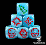 Set de dados inspirados en el equipo de los gnomos de blood bowl de base de colro azul y e llogo es una silueta de gnomo de color rojo y los puntos de color verde