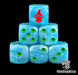 Set de dados inspirados en el equipo de los gnomos de blood bowl de base de colro azul y e llogo es una silueta de gnomo de color rojo y los puntos de color verde