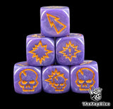 set de dados de blood bowl basicos de base de color lila con todos los logos de color dorado compatible con todos los equipos de blood bowl