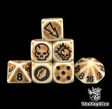 set de dados de blood bowl basico de base de color HUESO con TODOS LOS LOGOS DE OCLOR NEGRO compatible con todos los sets de blood bowl