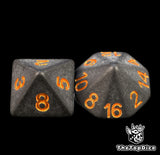 set de dados de blood bowl compatible con todo tipo de equipos estan diseñados para usarse como regalo de torneos de bloodbowl de base negra logos dorados y el logo es una copa de 1 de ganaddor dorado con un laurel grande verde