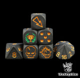 set de dados de blood bowl compatible con todo tipo de equipos estan diseñados para usarse como regalo de torneos de bloodbowl de base negra logos dorados y el logo es una copa de 1 de ganaddor dorado con un laurel grande verde