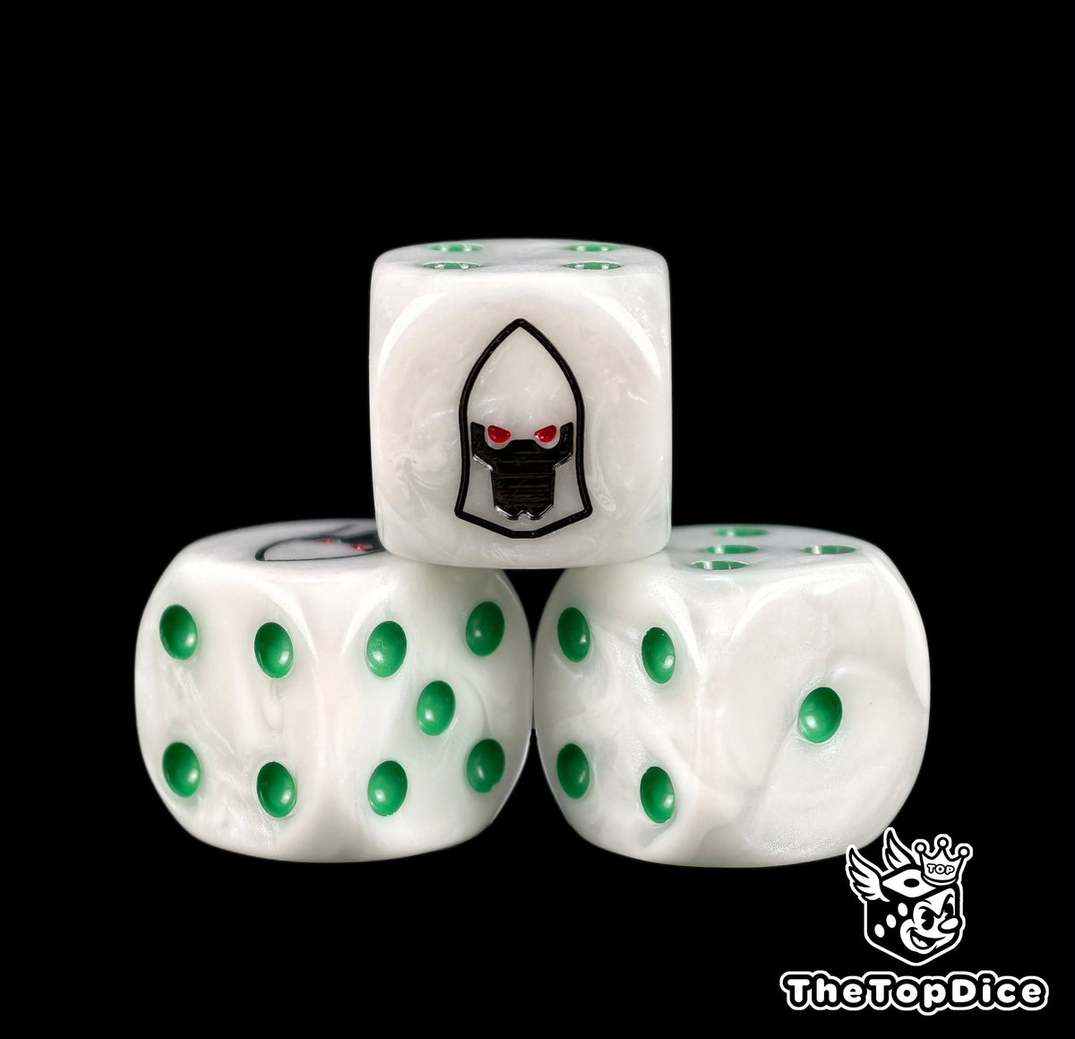 Dados inspirados en los Biel-Tan de warhammer los eldar, el dado es de base de su color blanco con puntos de color verde y el logo es una cabeza de una miniatura de eldar de color negro y los ojos rojos