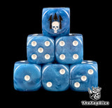 Dados inspirados en los emperor spears de warhammer de base azul puntos blancos y el logo es un tridente negro atravesando una calavera blanca
