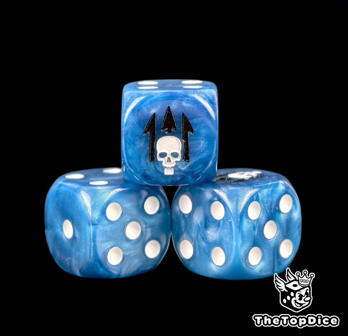 Dados inspirados en los emperor spears de warhammer de base azul puntos blancos y el logo es un tridente negro atravesando una calavera blanca