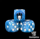 Dados inspirados en los emperor spears de warhammer de base azul puntos blancos y el logo es un tridente negro atravesando una calavera blanca