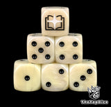 DAdos inspirados en los tome keepers de warhammer de base de color blanco beige viejo con puntos negros y el logo es casi el suyo irignal un libro negro con dentro una estrella blanca