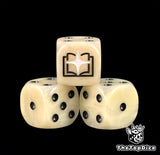 DAdos inspirados en los tome keepers de warhammer de base de color blanco beige viejo con puntos negros y el logo es casi el suyo irignal un libro negro con dentro una estrella blanca