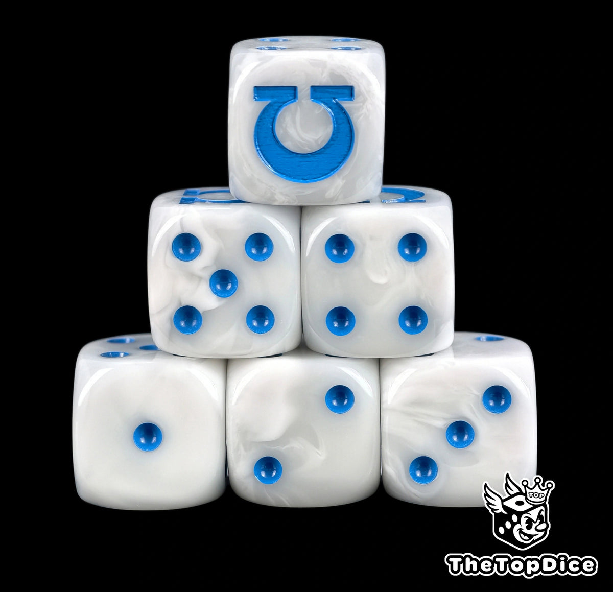 dados inspirados en los ultramarines de warhammer de base de color blanco puntos azules y el logo es una o de omega de color azul