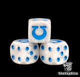dados inspirados en los ultramarines de warhammer de base de color blanco puntos azules y el logo es una o de omega de color azul