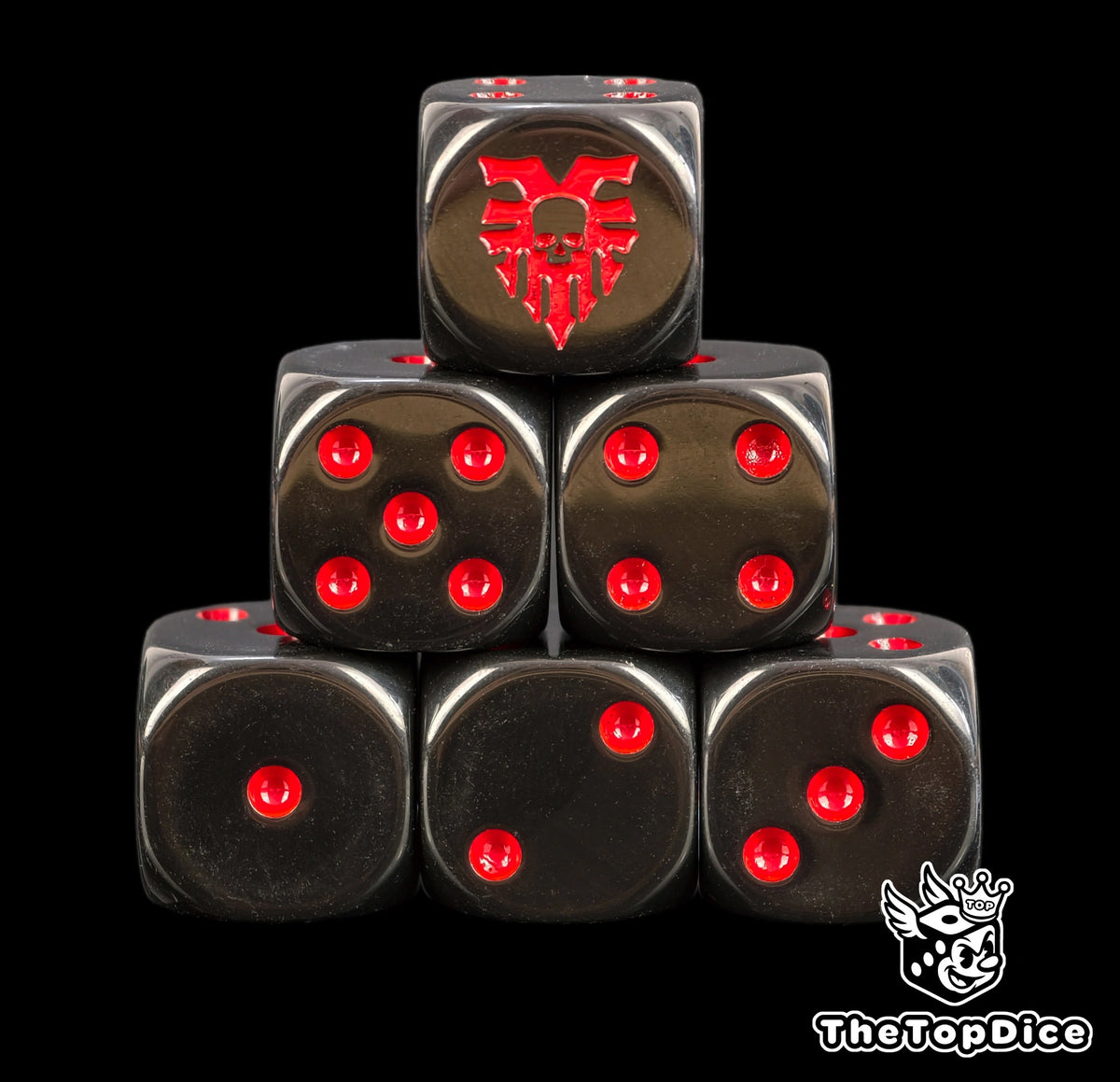 dados inspirados en todos los ejercitos del dios khorne de base de color negro con puntos rojos y el logo es el logo de khorne con una calavera el logo es rojo