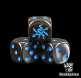 dados inspirados en los eejercito y en tzeentch de base de color negro con puntos azul cosmico y el logo es el ojo de tzeentch con puntas del chaos color azul cosmico tambien