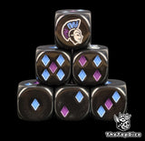 dados para harlequins eldar de warhammer base color negro y los puntos TIENEN 2 COLORES y no son puntos son diamond pips rombos de color azul y purple y el logo es un harlequin de lado con careta blanca y tiene la cresta del pelo color purple y morado