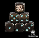 dados inspirados en los alpha legion los marines epsaciales hydras de warhammer de base de color negro con puntos como turquesa de su armadura y el logo es una hydra de 3 cabezas color silver