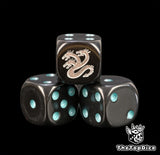 dados inspirados en los alpha legion los marines epsaciales hydras de warhammer de base de color negro con puntos como turquesa de su armadura y el logo es una hydra de 3 cabezas color silver