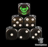 dados inspirados en todos lso orkos de warhammer de base de color negro con puntos blancos y el logo es una calavera de orko de color verde