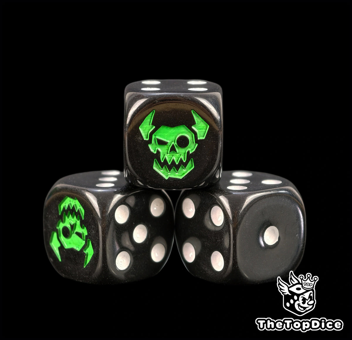 dados inspirados en todos lso orkos de warhammer de base de color negro con puntos blancos y el logo es una calavera de orko de color verde