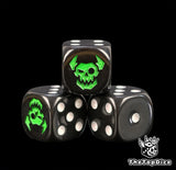 dados inspirados en todos lso orkos de warhammer de base de color negro con puntos blancos y el logo es una calavera de orko de color verde