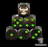 dados inspirados en todos los orkos de warhammer de base de color negro con puntos verdes y el logo es una calavera de orko de color blanco